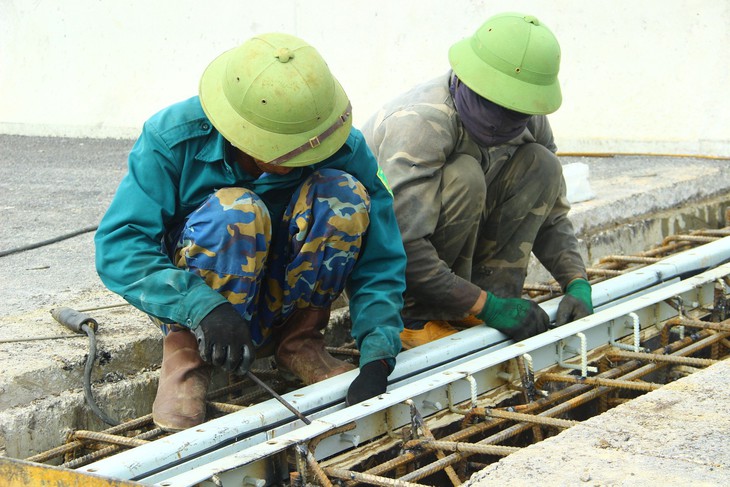 Ngày đêm thi công cao tốc Nghi Sơn – Diễn Châu trước ngày thông xe 2/9 - Ảnh 4. Ngày đêm thi công cao tốc Nghi Sơn – Diễn Châu trước ngày thông xe 2/9 - Ảnh 4.