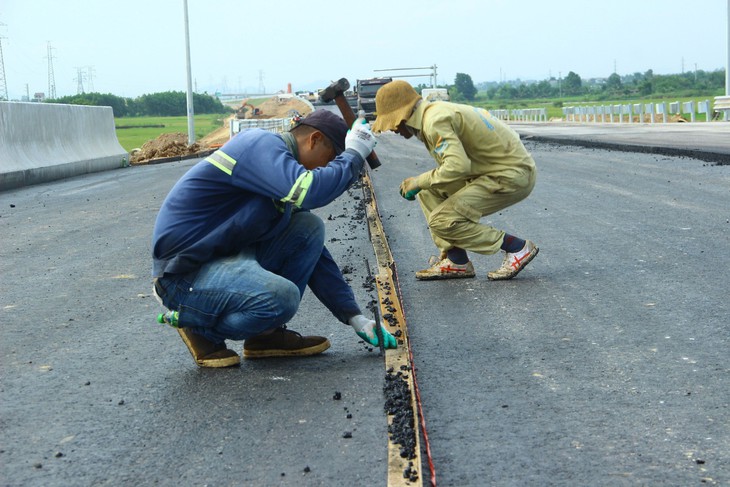 Ngày đêm thi công cao tốc Nghi Sơn – Diễn Châu trước ngày thông xe 2/9 - Ảnh 5. Ngày đêm thi công cao tốc Nghi Sơn – Diễn Châu trước ngày thông xe 2/9 - Ảnh 5.