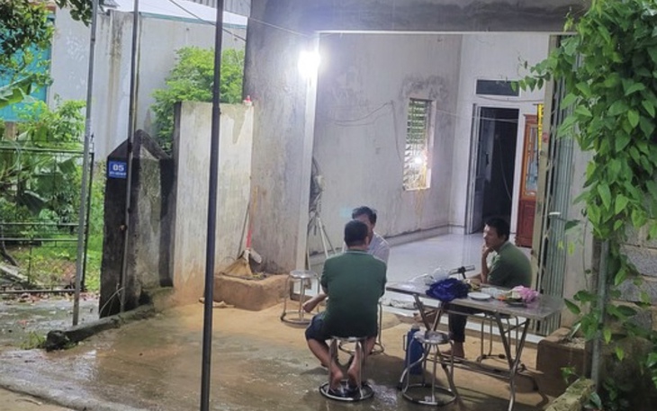 Đánh vợ tử vong vì mải xem điện thoại