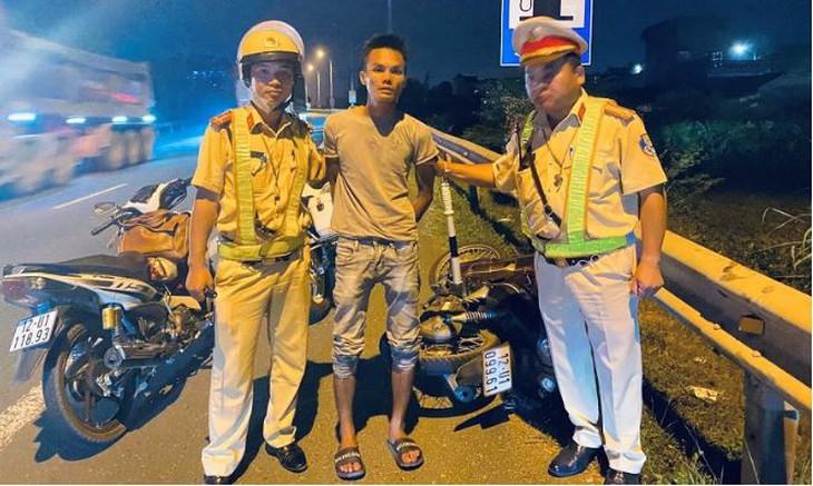 Đang đi lang thang, nam thanh niên "tiện tay" ăn trộm xe máy - Ảnh 1. Đang đi lang thang, nam thanh niên "tiện tay" ăn trộm xe máy - Ảnh 1.