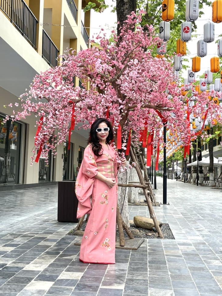 Mẹ chồng thành đạt của Á hậu Hoàng Anh: Trẻ đẹp, sành điều và chiều con dâu hết lòng - Ảnh 5.