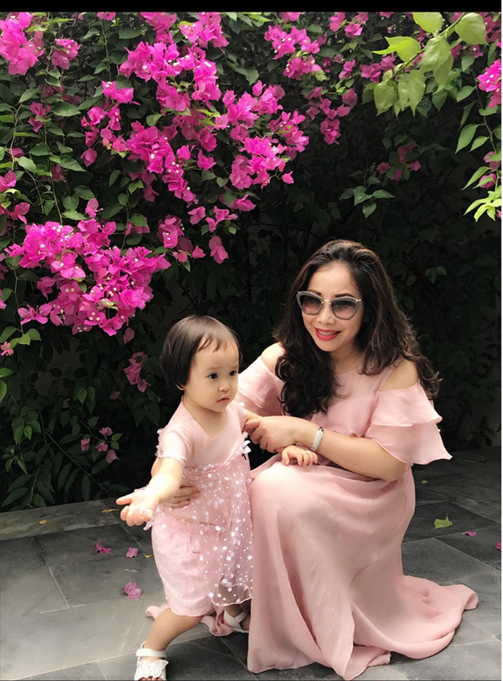 Mẹ chồng thành đạt của Á hậu Hoàng Anh: Trẻ đẹp, sành điều và chiều con dâu hết lòng - Ảnh 6.