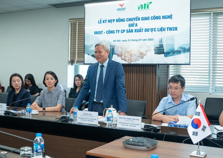 Lễ ký hợp đồng chuyển giao công nghệ giữa Dược liệu TW28 và VKIST - Ảnh 1.