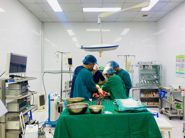 Báo động đỏ toàn viện, cấp cứu tối khẩn bệnh nhân vỡ lách thể nguy kịch - Ảnh 1.