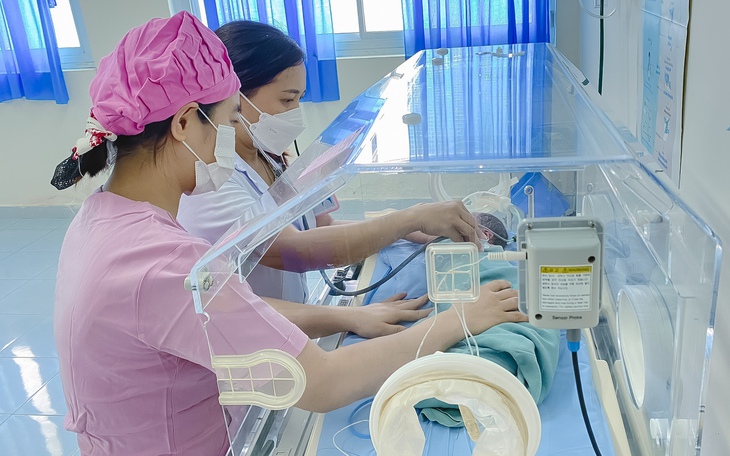Cứu sống bé gái sinh non, suy hô hấp nặng