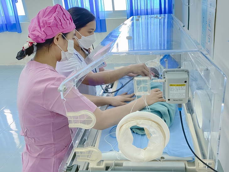Cứu sống bé gái sinh non, suy hô hấp nặng - Ảnh 1.