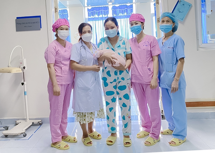 Cứu sống bé gái sinh non, suy hô hấp nặng - Ảnh 3.