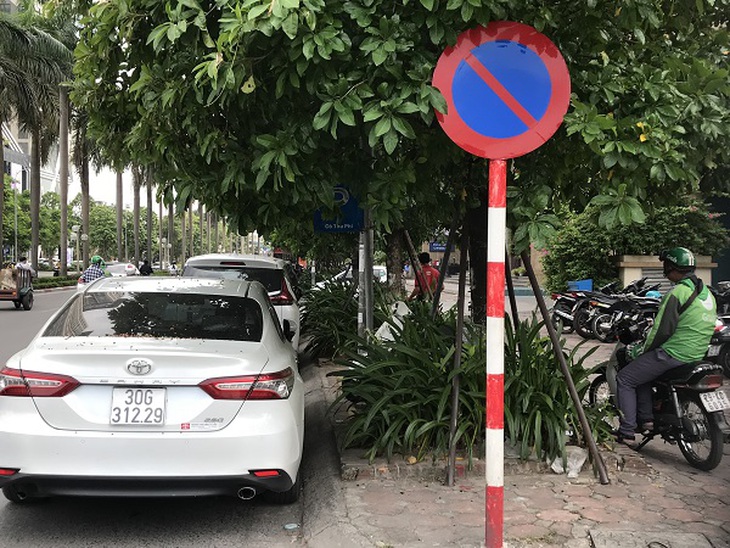 Biển cấm đỗ xe và biển đỗ xe ở cùng một vị trí, liệu có đánh đố người dân - Ảnh 7.