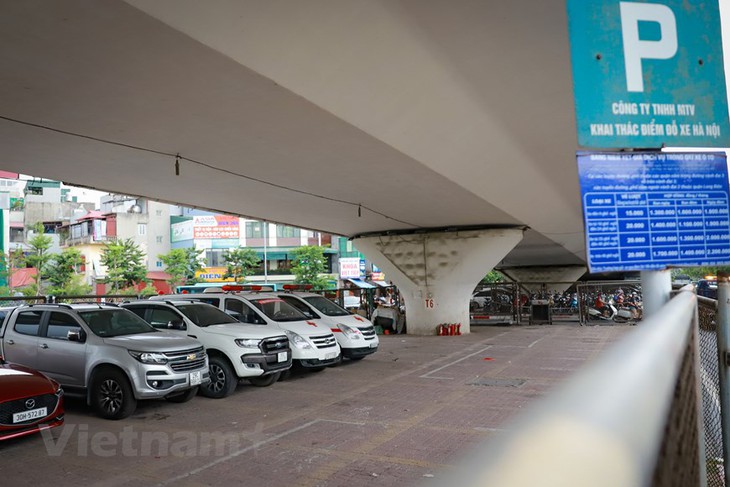 Các gầm cầu ở Hà Nội đang được khai thác trông giữ phương tiện ra sao? - Ảnh 10. Các gầm cầu ở Hà Nội đang được khai thác trông giữ phương tiện ra sao? - Ảnh 10.