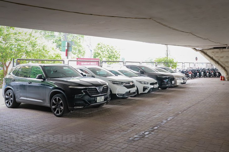 Các gầm cầu ở Hà Nội đang được khai thác trông giữ phương tiện ra sao? - Ảnh 8. Các gầm cầu ở Hà Nội đang được khai thác trông giữ phương tiện ra sao? - Ảnh 8.