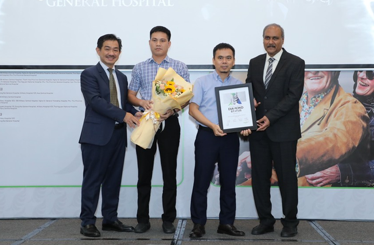 Bệnh viện Hữu nghị Đa khoa Nghệ An vinh dự nhận Giải thưởng Kim cương của Tổ chức Đột quỵ thế giới lần thứ 2 liên tiếp - Ảnh 1. Bệnh viện Hữu nghị Đa khoa Nghệ An vinh dự nhận Giải thưởng Kim cương của Tổ chức Đột quỵ thế giới lần thứ 2 liên tiếp - Ảnh 1.