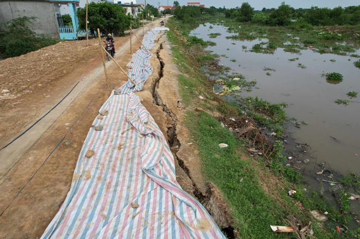 Đê sông Càn có nguy cơ bị vỡ, đe dọa cuộc sống người dân - Ảnh 1.