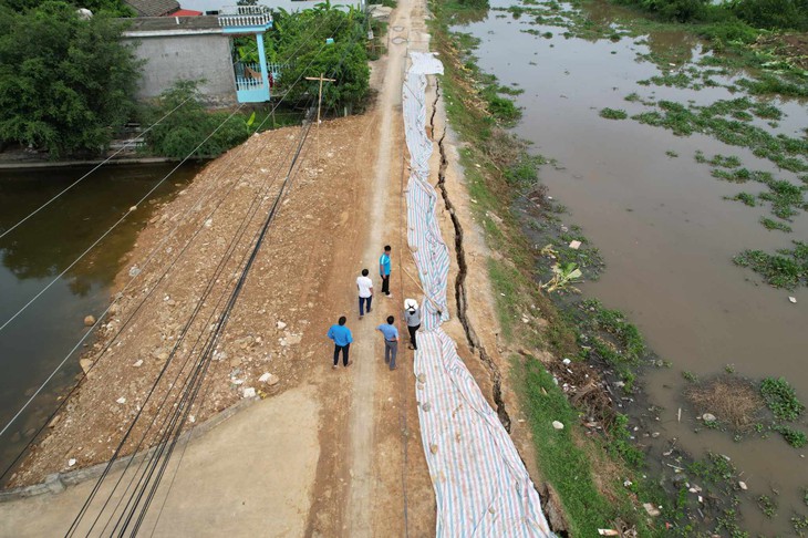Đê sông Càn có nguy cơ bị vỡ, đe dọa cuộc sống người dân - Ảnh 4.