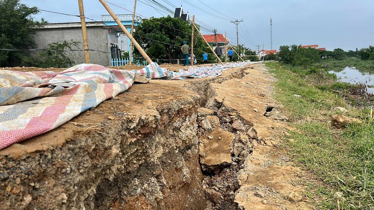 Đê sông Càn có nguy cơ bị vỡ, đe dọa cuộc sống người dân - Ảnh 2.