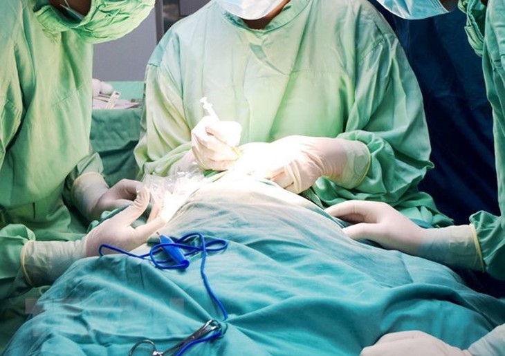 Thanh niên 17 tuổi vỡ đại tràng do bị bạn bơm hơi vào hậu môn - Ảnh 1. Thanh niên 17 tuổi vỡ đại tràng do bị bạn bơm hơi vào hậu môn - Ảnh 1.