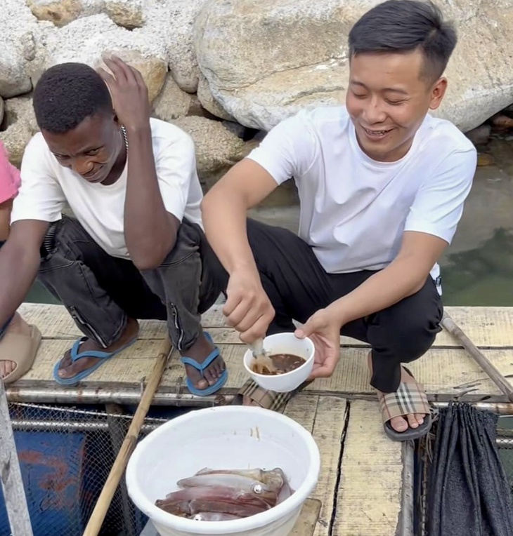 Quang Linh Vlog mời bạn ăn món đặc sản là nơi 'cư trú ưa thích' của giun tròn Anisakis - Ảnh 1.