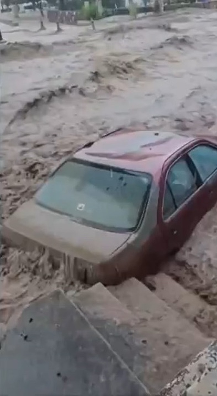 [Video] Bão Hilary đổ bộ California, gió giật mạnh, nước lũ dâng cuồn cuộn, ô tô ngập gần nóc - Ảnh 3.