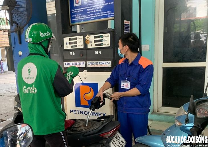 Giá xăng dầu hôm nay (21/8): Giá xăng tiếp tục tăng, vượt mốc 24.000đ/lít - Ảnh 2. Giá xăng dầu hôm nay (21/8): Giá xăng tiếp tục tăng, vượt mốc 24.000đ/lít - Ảnh 2.