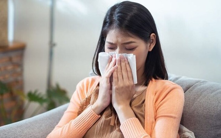 Thủng màng nhĩ do chấn thương gây ra đau tai nhiều đột ngột đôi khi theo sau là chảy máu từ tai, nghe kém và ù tai. Thủng màng nhĩ do chấn thương gây ra đau tai nhiều đột ngột đôi khi theo sau là chảy máu từ tai, nghe kém và ù tai.