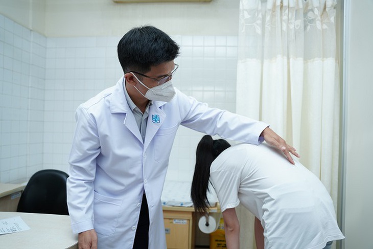 Nhiều người trẻ mắc bệnh lý cột sống đâu là nguyên nhân và biện pháp phòng tránh - Ảnh 1.