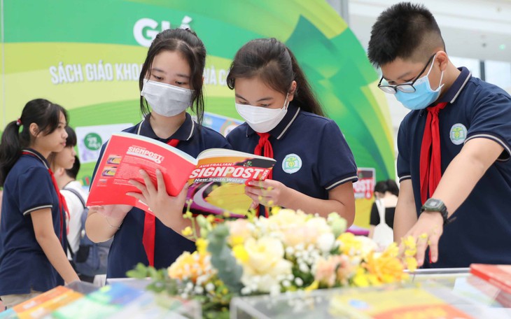 Nhiều nước đang sử dụng sách giáo khoa thế nào?