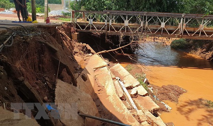Bình Phước: Cây cầu từng bị sập, tiếp tục sạt lở khiến người dân lo sợ - Ảnh 1.