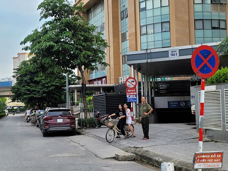 Hà Nội - Bất chấp biển cấm, ô tô vẫn đỗ tràn lan dưới lòng đường - Ảnh 2. Hà Nội - Bất chấp biển cấm, ô tô vẫn đỗ tràn lan dưới lòng đường - Ảnh 2.