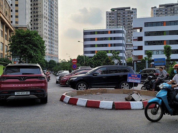 Hà Nội - Bất chấp biển cấm, ô tô vẫn đỗ tràn lan dưới lòng đường - Ảnh 3. Hà Nội - Bất chấp biển cấm, ô tô vẫn đỗ tràn lan dưới lòng đường - Ảnh 3.