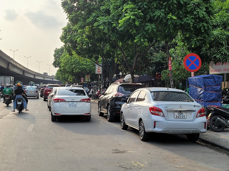 Hà Nội - Bất chấp biển cấm, ô tô vẫn đỗ tràn lan dưới lòng đường - Ảnh 4. Hà Nội - Bất chấp biển cấm, ô tô vẫn đỗ tràn lan dưới lòng đường - Ảnh 4.
