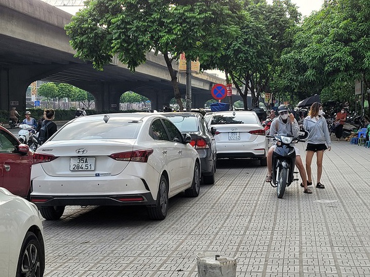 Hà Nội - Bất chấp biển cấm, ô tô vẫn đỗ tràn lan dưới lòng đường - Ảnh 6. Hà Nội - Bất chấp biển cấm, ô tô vẫn đỗ tràn lan dưới lòng đường - Ảnh 6.