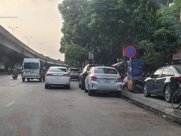 Hà Nội - Bất chấp biển cấm, ô tô vẫn đỗ tràn lan dưới lòng đường - Ảnh 5. Hà Nội - Bất chấp biển cấm, ô tô vẫn đỗ tràn lan dưới lòng đường - Ảnh 5.