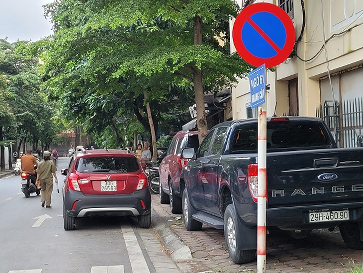 Hà Nội - Bất chấp biển cấm, ô tô vẫn đỗ tràn lan dưới lòng đường - Ảnh 9. Hà Nội - Bất chấp biển cấm, ô tô vẫn đỗ tràn lan dưới lòng đường - Ảnh 9.