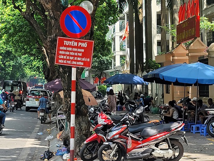 Hà Nội - Bất chấp biển cấm, ô tô vẫn đỗ tràn lan dưới lòng đường - Ảnh 11. Hà Nội - Bất chấp biển cấm, ô tô vẫn đỗ tràn lan dưới lòng đường - Ảnh 11.