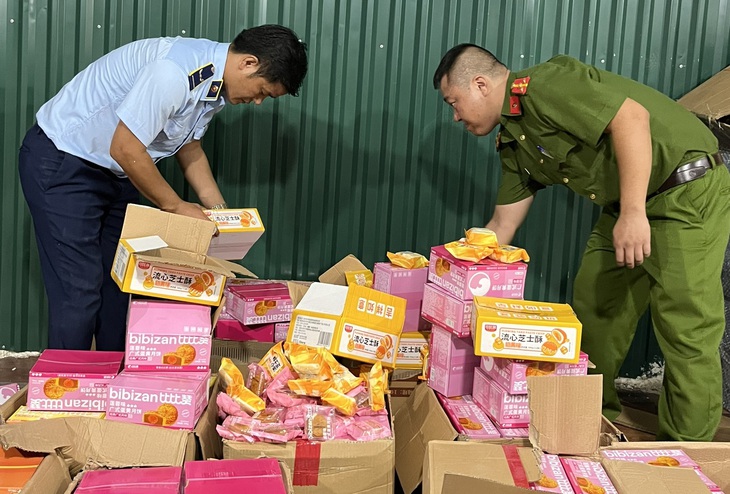 Chưa đến Trung thu đã nhập lậu hơn 4.500 chiếc bánh bán kiếm lời - Ảnh 2.