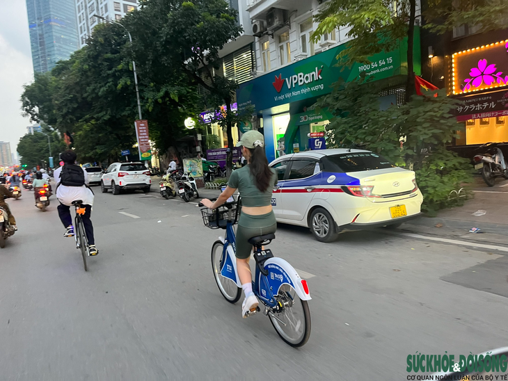 Trải nghiệm xe đạp công cộng giá chỉ bằng cốc trà đá tại Hà Nội - Ảnh 2.