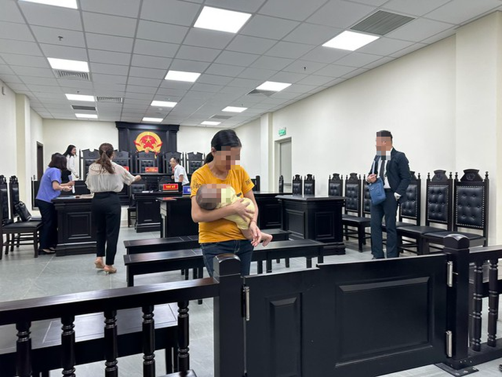 Tuyên án 13 năm tù với người mẹ đánh chết con trai 6 tuổi - Ảnh 1. Tuyên án 13 năm tù với người mẹ đánh chết con trai 6 tuổi - Ảnh 1.