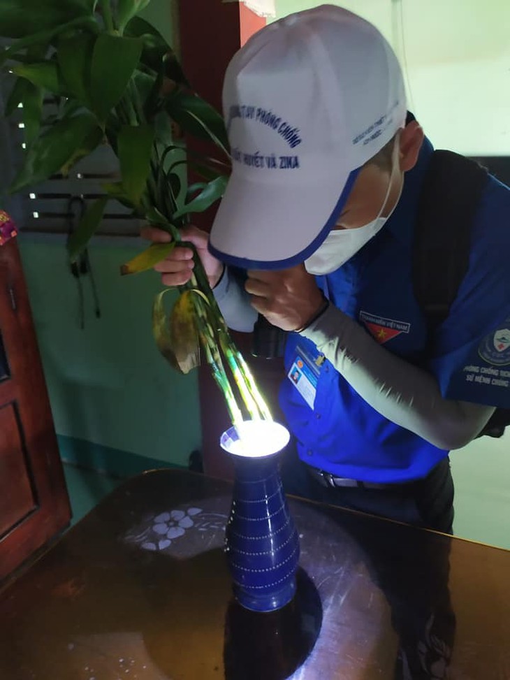 Cơ động diệt muỗi ở điểm nóng sốt xuất huyết tại Khánh Hòa - Ảnh 3.