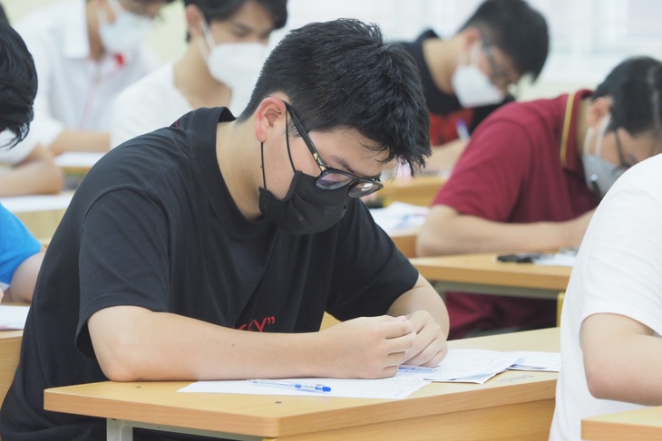 Lý do hai thủ khoa khối A00 trượt nguyện vọng 1 đại học - Ảnh 1.