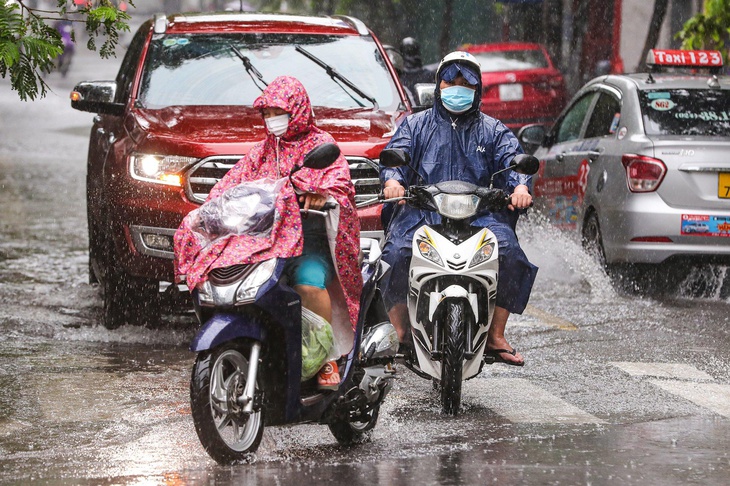 Thời tiết hôm nay 23/8: Bắc Bộ ngày nắng, chiều mưa to dồn dập - Ảnh 1.