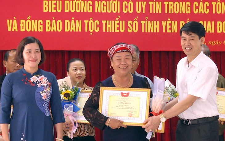 Người có uy tín là tấm gương sáng trong chăm sóc sức khỏe nhân dân và nhiều lĩnh vực khác