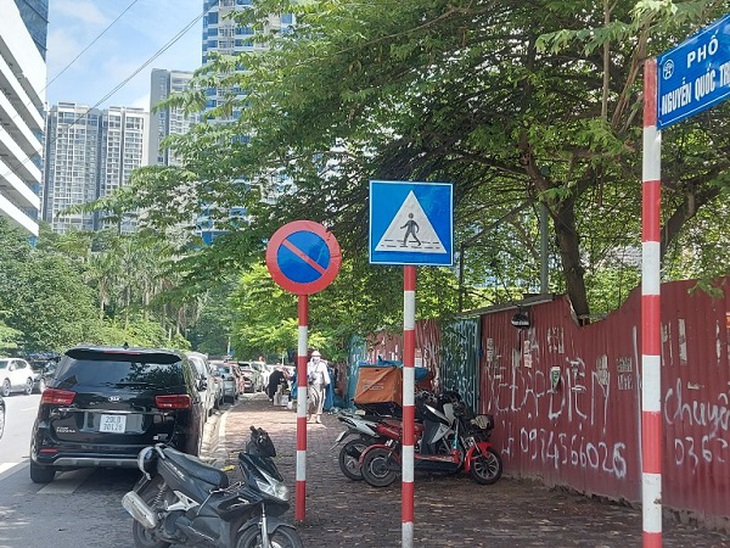Hà Nội - Bất chấp biển cấm, ô tô vẫn đỗ tràn lan dưới lòng đường - Ảnh 7. Hà Nội - Bất chấp biển cấm, ô tô vẫn đỗ tràn lan dưới lòng đường - Ảnh 7.