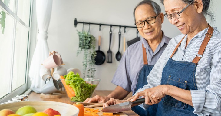 Cách xây dựng thực đơn giúp người lớn tuổi sống vui, sống khỏe - Ảnh 2.