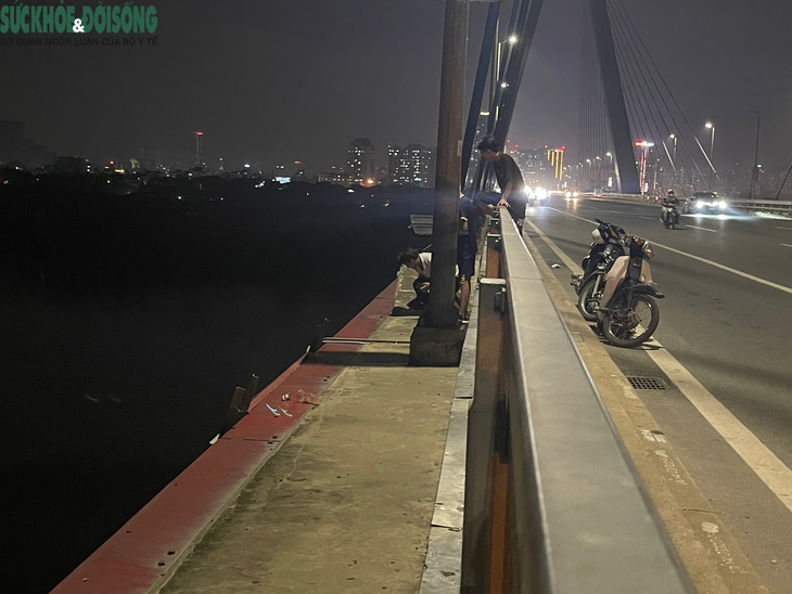 Rùng mình cảnh đu lan can hóng mát trên cầu Nhật Tân - Ảnh 5.