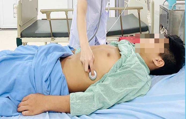 Ca mổ xuyên đêm, bác sĩ Trung tâm Y tế huyện cứu nam thanh niên thoát khỏi "lằn ranh sinh tử" - Ảnh 1.