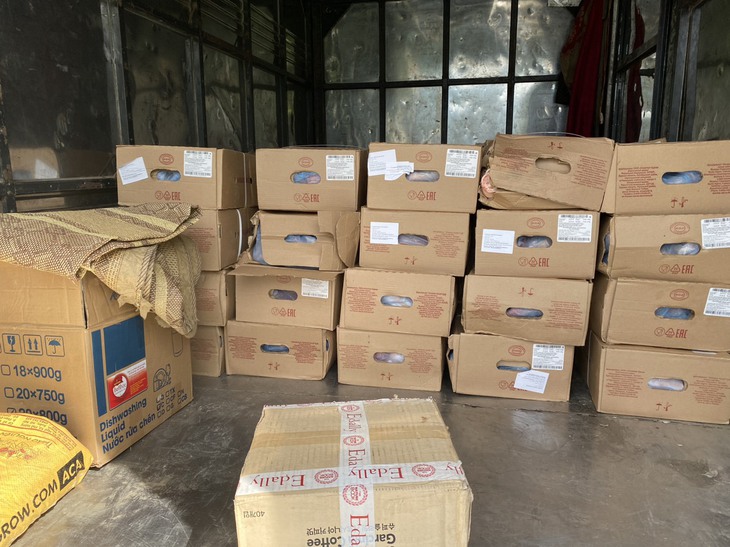 Thu mua 1 tấn chân giò lợn trôi nổi chuẩn bị đi bán kiếm lời thì bị phát hiện - Ảnh 2.