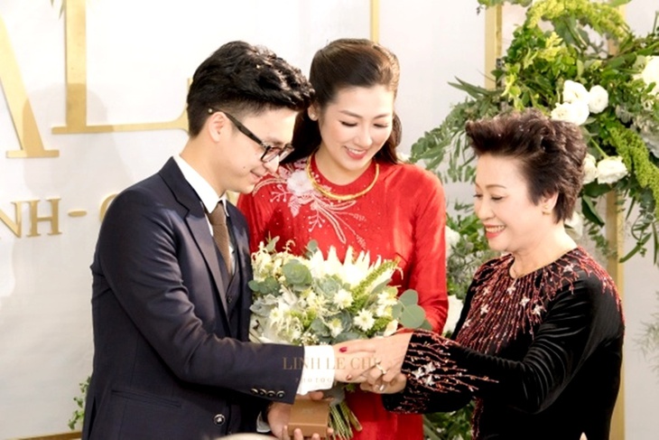 Thân thế mẹ chồng Á hậu Tú Anh: Có địa vị xã hội, tính 'thanh niên' dễ gần - Ảnh 2.
