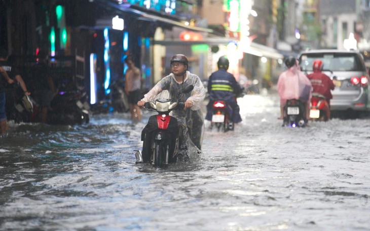 Từ chiều nay miền Bắc mưa rất lớn, Hà Nội là tâm điểm