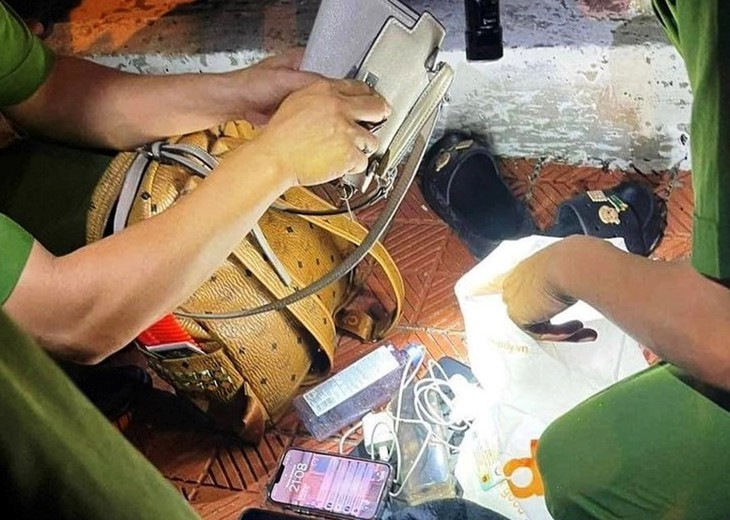Vớt được thi thể cô gái 22 tuổi nhảy cầu Cửa Đại tự tử - Ảnh 1.