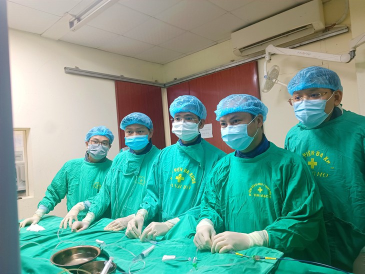 Giảm những cơn đau đầu nhờ đặt stent chuyển dòng điều trị túi phình lớn động mạch não - Ảnh 2.
