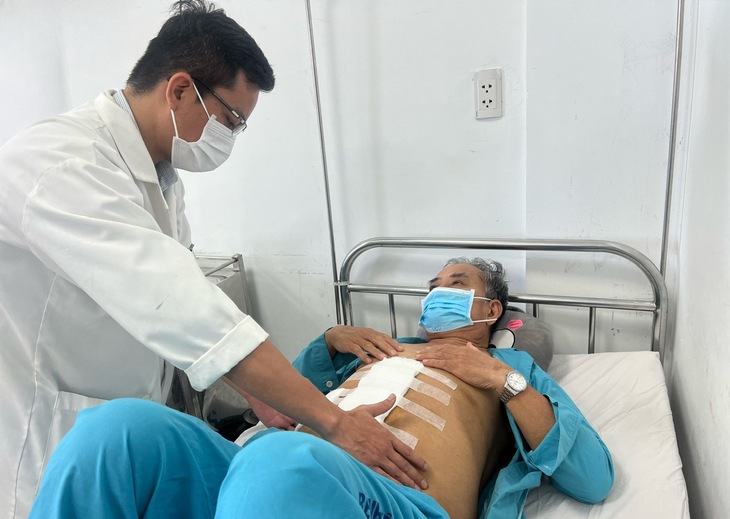Phẫu thuật cắt gan, cứu sống bệnh nhân mắc ung thư gan, suy tim nặng - Ảnh 1. Phẫu thuật cắt gan, cứu sống bệnh nhân mắc ung thư gan, suy tim nặng - Ảnh 1.